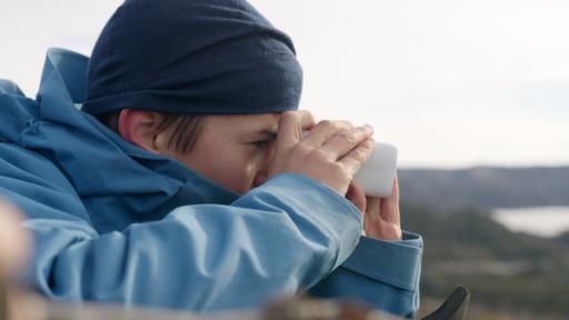 Lerne Niklas kennen | Rechte: BR / Bewegte Zeiten Filmproduktion GmbH / Rene Goergens Niklas ist von der Seite zu sehen. Er blickt durch ein Fernglas in die Ferne.