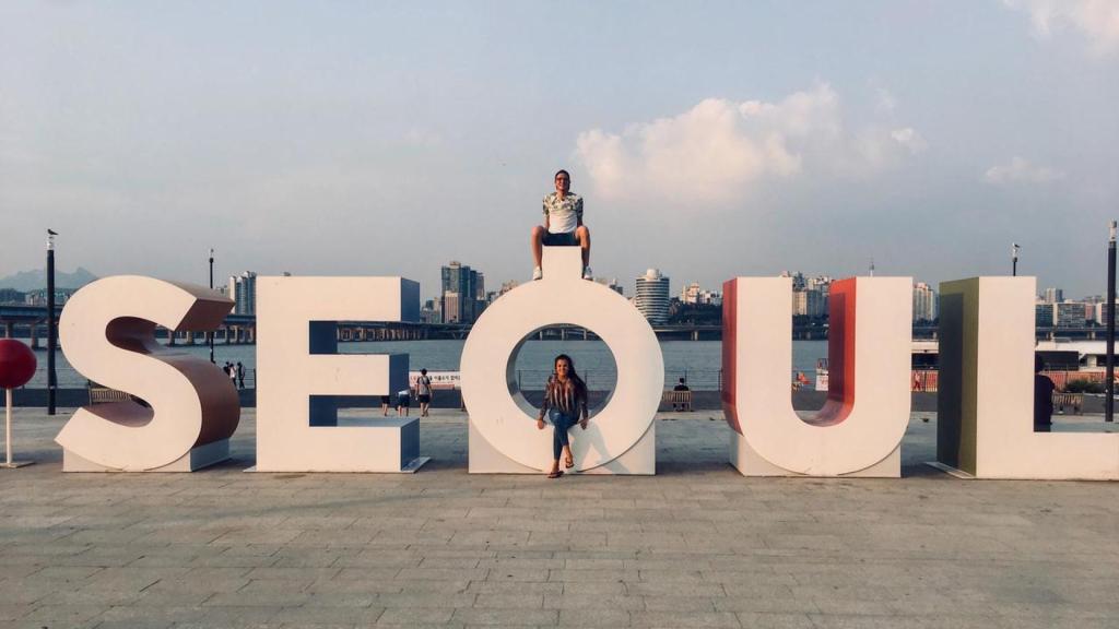 Louisa und Philipp vor Schriftzug Seoul