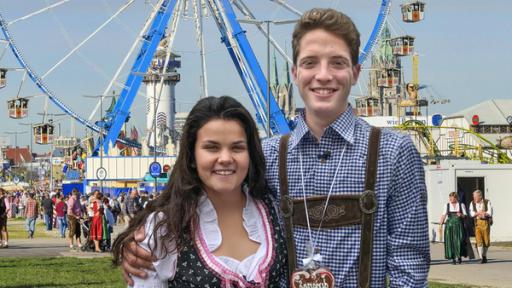 Das erste mal Europa - Bühne L - Deutschland | Rechte: imago, ZDF Louisa und Philip posieren in bayerischer Lederkluft vor einem Riesenrad.