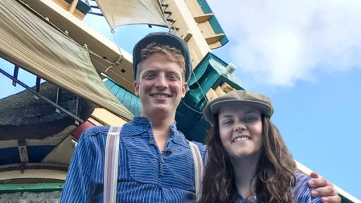 Das erste Mal Europa - Bühne L - Holland | Rechte: ZDF Louisa und Philipp posieren vor einer Windmühle.