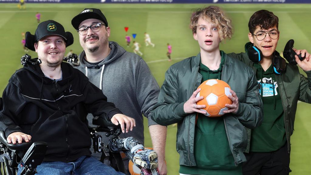 Das Zockerhaus: Wheely und Meso, Lapo und Daren schauen in die Kamera, während Lapo einen Fußball und Daren einen Controller in der Hand hält.