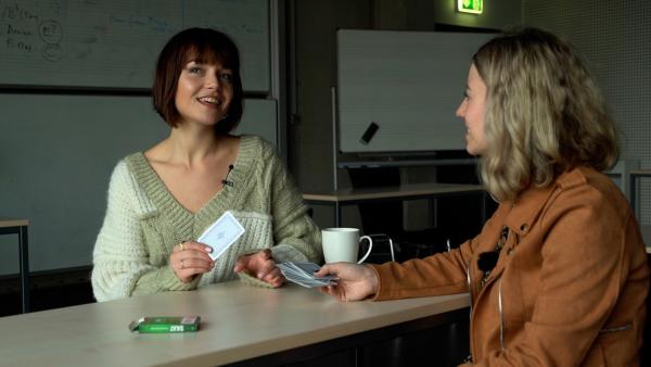 Lotte und Michelle fachsimpeln darüber, was einen Hit ausmacht.