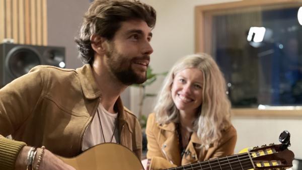 Alvaro und Michelle im Tonstudio des Sängers