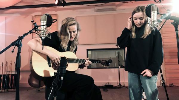Nachdem Musikpatin Ilse de Lange und Greta (10) den Song fertiggestellt haben, teilen sie die Gesangsparts untereinander auf.