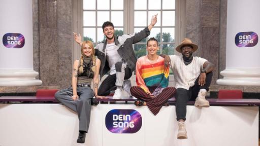 Die "Dein Song" -Jury (v.l.nr.): LOTTE, Luca Hänni, Alina Süggeler und Kelvin Jones sitzen auf einem Pult im Schloss Biebrich und freuen sich auf die "Dein Song" Kandidatinnen und Kandidaten.