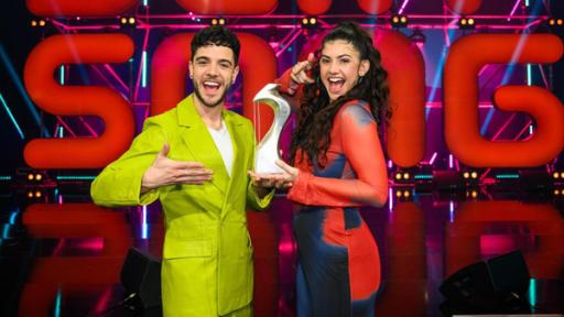 Das Moderatoren Duo Jeannie und Luca präsenieren das Dein Song Finale 2025