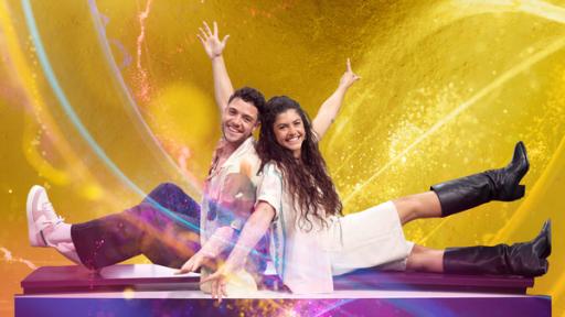 Die Moderatoren Jeannie und Luca Hänni heben die Arme zu einer einladenden Pose