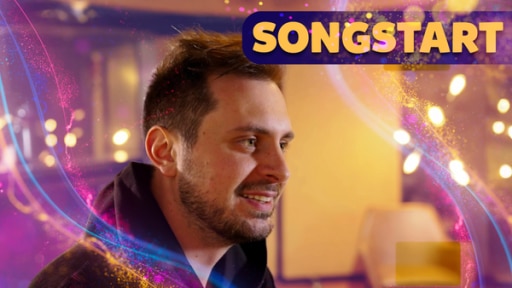 Jules lächelt zur Seite, hinter ihm ein lila Hintergrund. Bildtext: Songstart.