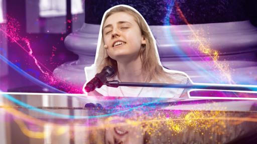 Der Auftritt von Emily im Casting | Rechte: ZDF / Andrea Enderlein Emily sitzt am Klavier und singt. Der Hintergrund ist bunt.