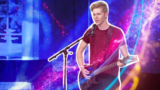 Marvin singt und spielt E-Gitarre. Der Hintergrund ist blau.