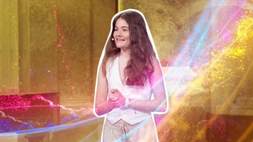 Roberta steht mit ineinander gelegten Händen vor goldenem Hintergrund und lächelt.