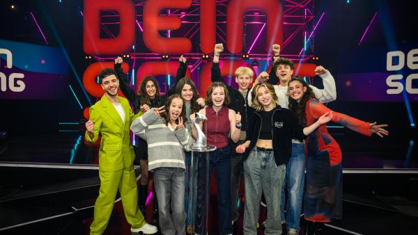 Die Finalisten, Jeannie und Luca posieren auf der "Dein Song"-Bühne.