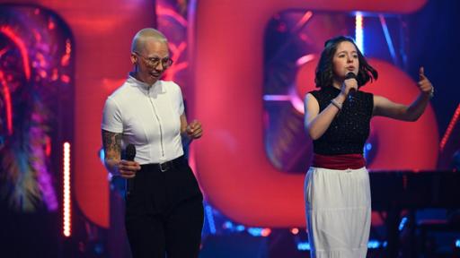 Felicitas und Stefanie Heinzmann im Finale | Rechte: ZDF Felicitas und Stefanie Heinzmann performen auf der "Dein Song" Bühne im großen Finale 2025 den Song "Sommer in Berlin"