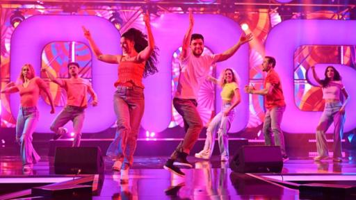 Dance-Battle mit Jeannie und Luca | Rechte: ZDF Unser Moderatoren Duo Jeannie und Luca bei ihrem Dance Battle im großen "Dein Song" Finale 2025
