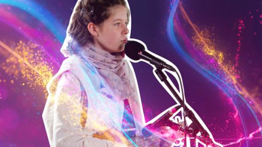 Der Auftritt von Felicitas im Halbfinale | Rechte: ZDF Felicitas singt vor buntem Hintergrund in ein Mikrofon.