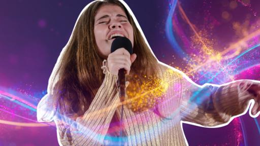 Der Auftritt von Roberta im Halbfinale | Rechte: ZDF Roberta hält ein Mikrofon in der Hand und singt mit geschlossenen Augen hinein.