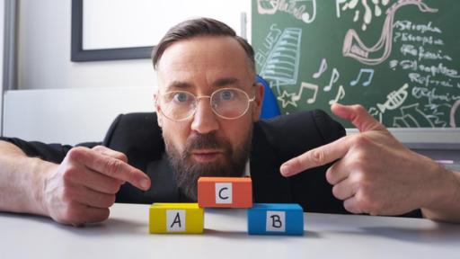 Musikdoktor - Bridge | Rechte: ZDF Bürger Lars Dietrich zeigt auf eine kleine Pyramide aus Bauklötzen.