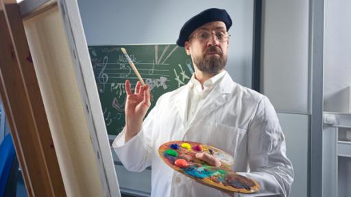 Musikdoktor - Koloraturen | Rechte: ZDF Bürger Lars Dietrich steht in Malermantel und Baskenmütze vor einer Staffelei.