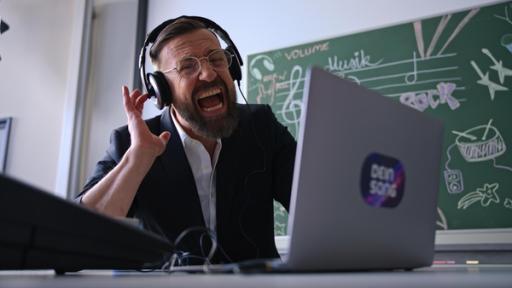 Musikdoktor - Produktion | Rechte: ZDF Ein Mann schneidet eine Grimasse und hält eine Hand an seine Kopfhörer.
