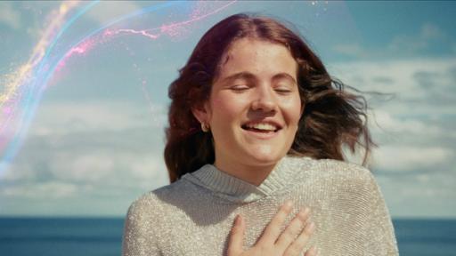 Musikvideo zu Robertas Song | Rechte: ZDF/BSB Roberta performt ihren Song, im Hintergrund Meer