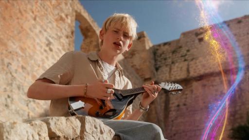 Musikvideo zu Theodors Song | Rechte: ZDF/BSB Theodor sitzt auf einer Steinmauer und spielt auf einer Ukulele seinen Song