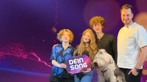 Dein Song - Zurück im Wettbewerb | Rechte: KiKA Paula, Lisa, Lukas, ein Hund und Jules stehen nebeneinander vor einem lila-farbenen Hintergrund. Die Mädchen halten ein Schild mit dem "Dein Song"-Logo vor sich.