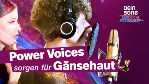 4. Wie wird ein Song zum Hit? | Rechte: KiKA Lukas und Lisa singen in ein Mikrofon. Auf dem Bild steht: "Power Voices sorgen für Gänsehaut".