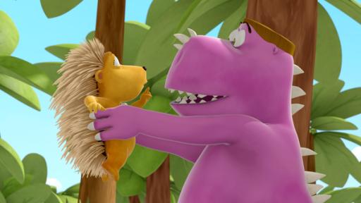 Fressdrache Dirk (rechts) hält Matilda mit seinen Händen hoch.