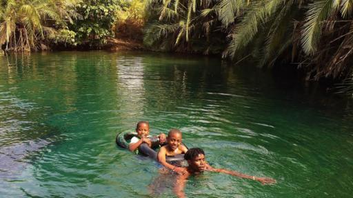 Neema und Joshua in Tansania: Schwimmen in heißen Quellen | Rechte: SWR Schwimmen in heißen Quellen