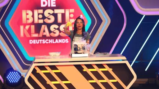 Trockeneis in heißem Schokopudding | Rechte: KiKA