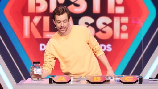 Explodierendes Natrium | Rechte: KiKA