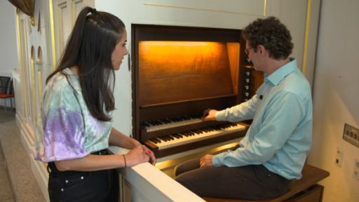 Clarissa spielt Orgel | Rechte: KiKA Clarissa spielt Orgel | Rechte: KiKA