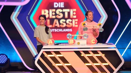 Rechte: KiKA/Steffen Becker Clarissa und Tobi mit einem Experiment bei "Die beste Klasse Deutschlands" 2021. (Alle teilnehmende und dargestellte Personen der Produktion "Die beste Klasse Deutschlands) waren zum Zeitpunkt der Fotoaufnahmen negativ auf Covid 19 getestet.)