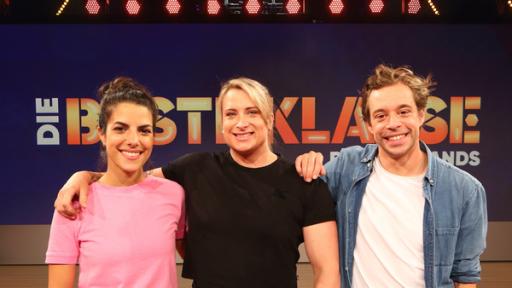 Rechte: KiKA/Steffen Becker Clarissa und Tobi mit Sandra Bradley, der "stärksten Fra der Welt" bei "Die beste Klasse Deutschlands" 2021. (Alle teilnehmende und dargestellte Personen der Produktion "Die beste Klasse Deutschlands) waren zum Zeitpunkt der Fotoaufnahmen negativ auf Covid 19 getestet.)