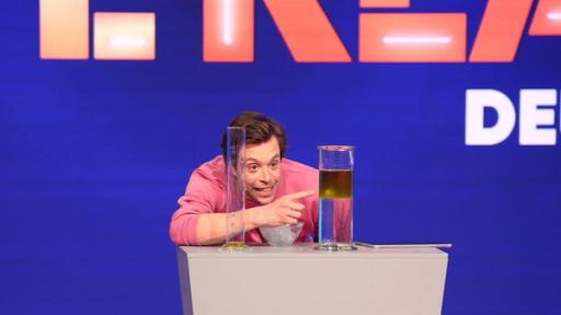 Tobi bei einem Experiment bei "Die beste Klasse Deutschlands" 2022