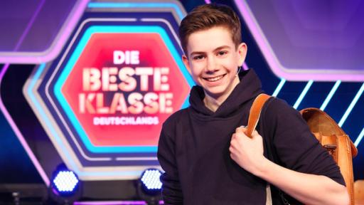 Rechte: KiKA/Steffen Becker Der 15-jährige Maximilian Schmalhofer alias „Magic Maxl“ ist zu Gast bei "Die beste Klasse Deutschlands". Er gilt als einer der größten Zauberer-Talente und begeistert seine Zuschauer*innen mit den unglaublichsten Tricks.
