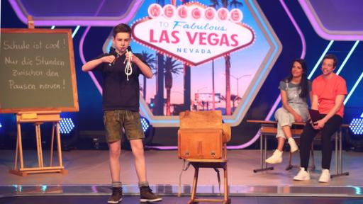 Clarissa und Tobi schauen „Magic Maxl“ gespannt zu. ist zu Gast bei "Die beste Klasse Deutschlands". Mit welchen verblüffenden Illusionen wird Maxl die Schulklassen verzaubern?