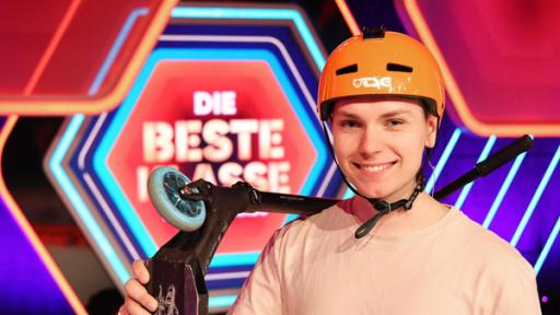 Rechte: KiKA/Steffen Becker Kiran Reese (22) aus Hessen gehört zu den besten Scooter-Fahrern des Landes. Er ist zu Gast bei "Die beste Klasse Deutschlands" 2022.
