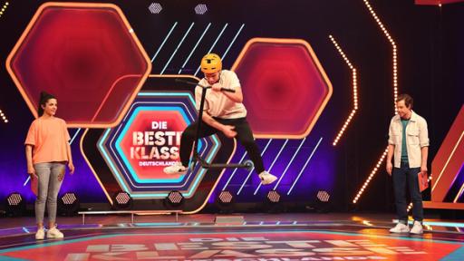 Clarissa und Tobi mit Studiogast Kiran Reese (22) aus Hessen. Kiran gehört zu den besten Scooter-Fahrern des Landes und möchte nun auch die KiKA-Zuschauer mit seinen coolen Skills begeistern.