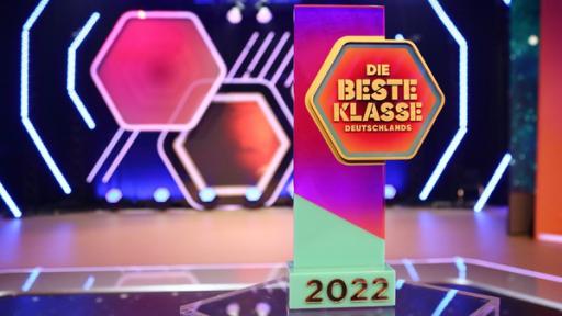 Rechte: KiKA/Steffen Becker Der Pokal für "Die beste Klasse Deutschlands" 2022