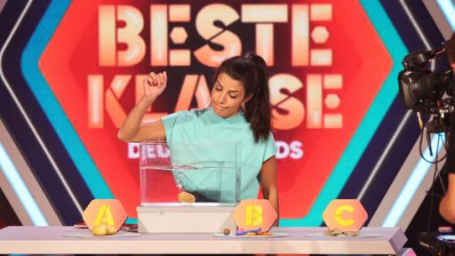 Clarissa bei einem Experiment