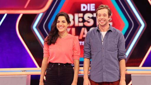 Rechte: KiKA/Steffen Becker Clarissa und Tobi sind gespannt auf die nächste Spielrunde bei "Die beste Klasse Deutschlands"