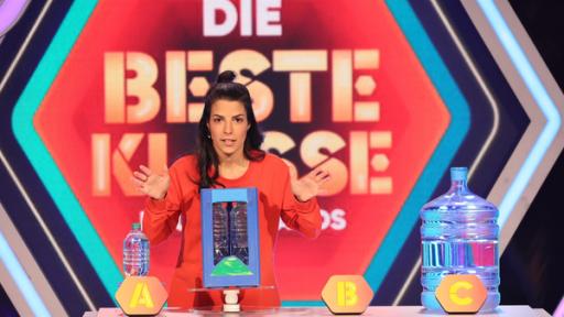 Rechte: KiKA/Steffen Becker Clarissa hat ein Experiment vorebreitet.