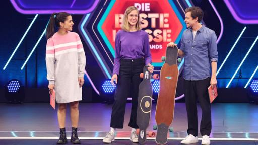Rechte: KiKA/Steffen Becker Clarissa und Tobi mit Studiogast Deborah Keser bei "Die beste Klasse Deutschlands"