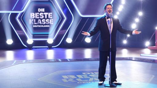 Marti Fischer begrüßt zum Superfinale von Deutschlands größtem Schülerquiz "Die beste Klasse Deutschlands".