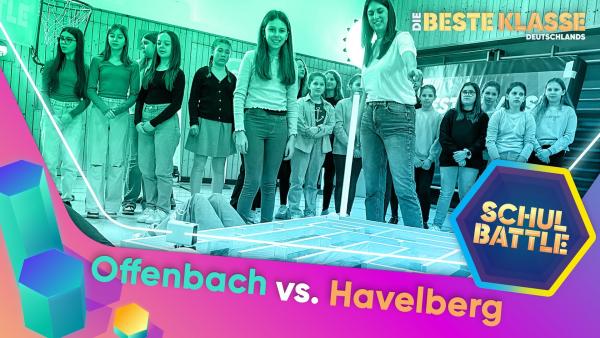 Mittig eine Schülerin und Anna lächelnd. Vor ihnen ein Labyrinth auf dem Boden. Anna zeigt darauf. Im Hintergrund steht eine Gruppe von Kindern im Halbkreis. Unten die Aufschrift Offenbach vs. Havelberg und das Logo Schulbattle.