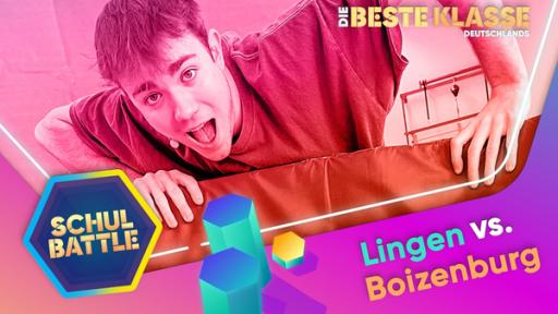 Rechte: KiKA/Bavaria Entertainment Julius nah mit geöffnetem Mund. Er liegt bäuchlings und stützt sich mit Armen auf einer Matte ab. Unten rechts die Aufschrift Lingen vs. Boizenburg. Links das Logo vom Schulbattle.
