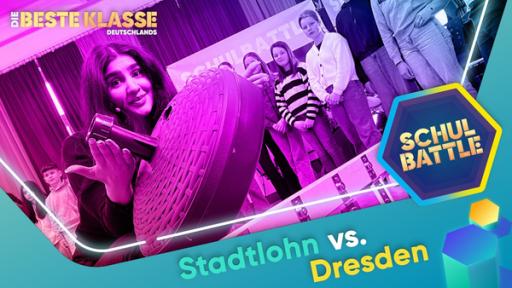 Rechte: KiKA/Bavaria Entertainment Vorne Dilara nah. Im Hintergrund steht eine Gruppe von Kindern. Unten die Aufschrift Stadtlohn vs. Dresden. Rechts das Schulbattle-Logo.