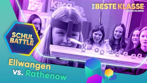 Rechte: KiKA/Bavaria Entertainment Eine Schülerin nah hinter einem Brett mit Schraubenmuttern. Um ihren Kopf ist eine breites Band. Daran ist ein Werkzeug befestigt, das eine Schraubenmutter auf eine andere hebt. Im Hintergrund Kinder. Unten der Schriftzug Ellwangen vs. Rathenow. Darüber das Logo Schulbattle.