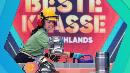 Rechte: KiKA/Steffen Becker Clarissa mit Schutzhelm und Handschuhen hinter einem Experimentiertisch. Darauf steht eine zerdrückte Blechdose. Sie schaut darauf. Hinter ihr das Logo Die beste Klasse Deutschlands.